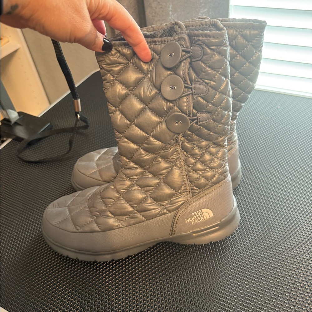 North Face snow boot size 8